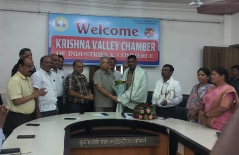 The officials were felicitated by the Krishna Valley Chamber for completing about 16 km of road work in Kupwad Industrial Estate on time and in a quality manner.