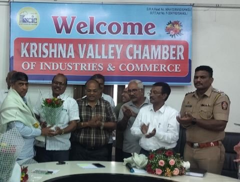 The officials were felicitated by the Krishna Valley Chamber for completing about 16 km of road work in Kupwad Industrial Estate on time and in a quality manner.